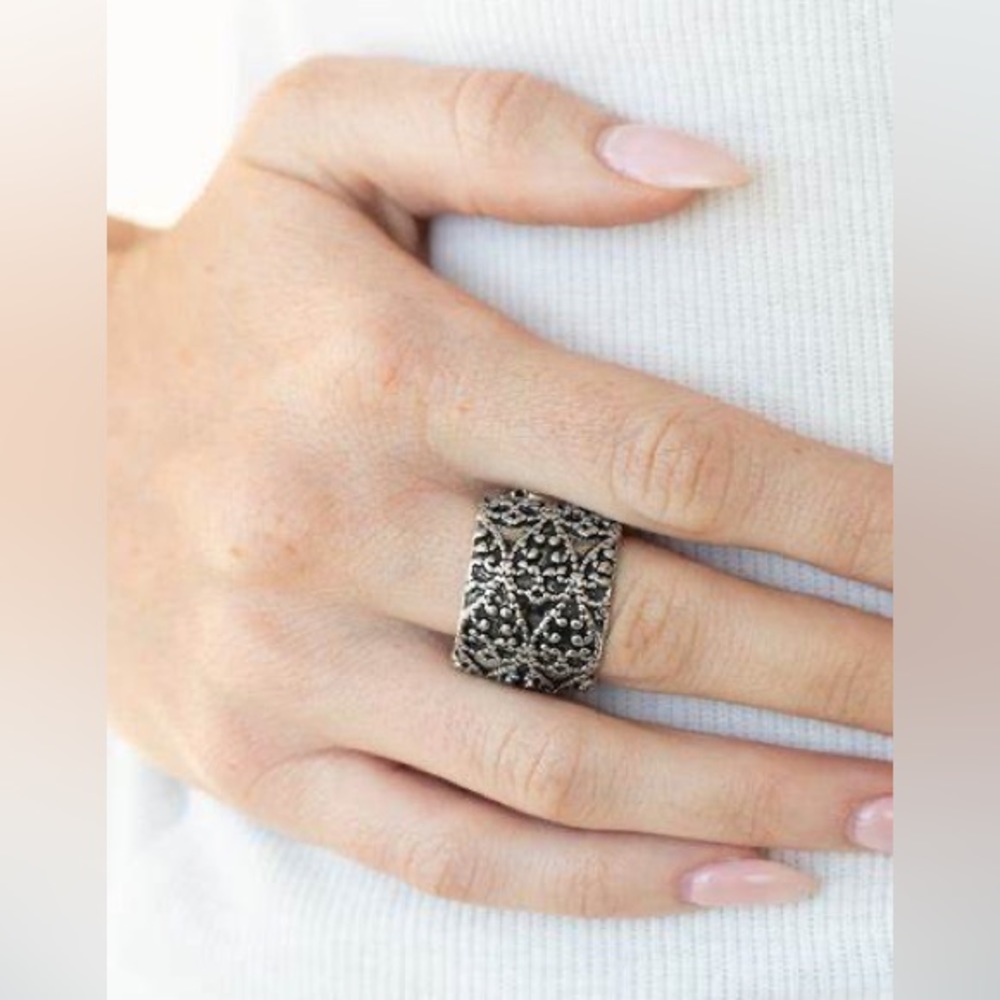 *Silver studded pattern ring. - Picture 2 of 3